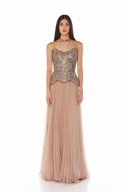 فستان سهرة مزين بتفاصيل بيبلوم وردية اللون مزينة بالترتر